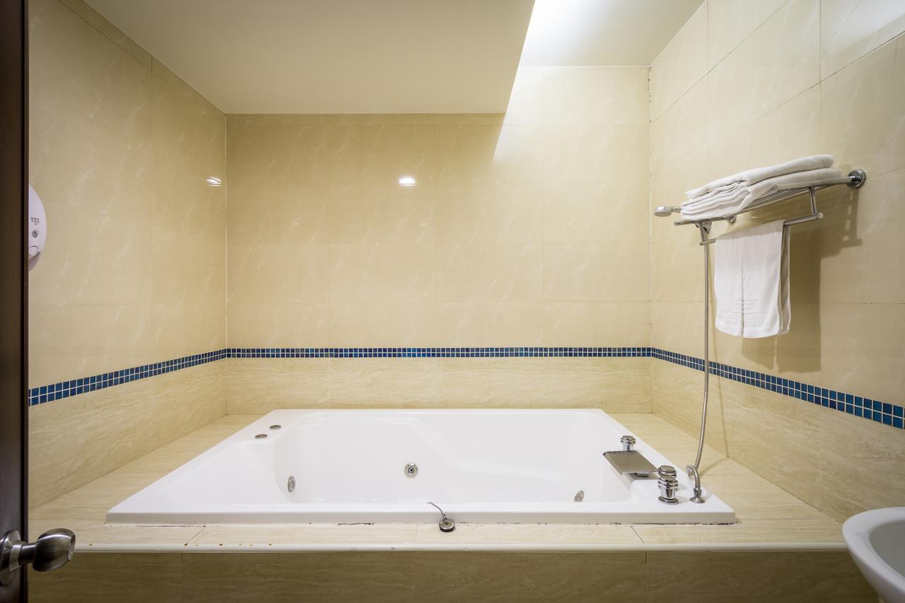 Carnival Motel Taipei Bagian luar foto