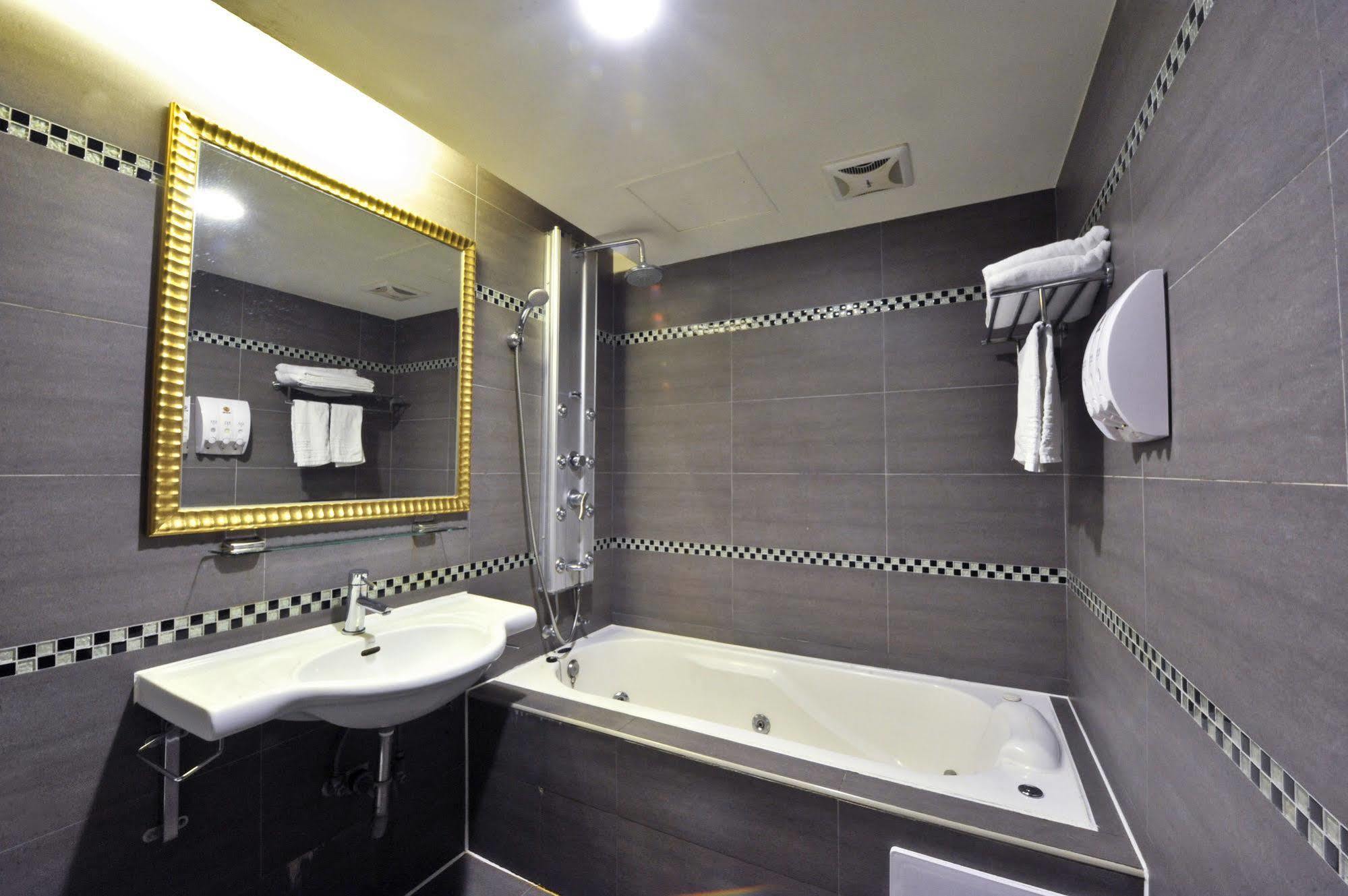 Carnival Motel Taipei Bagian luar foto