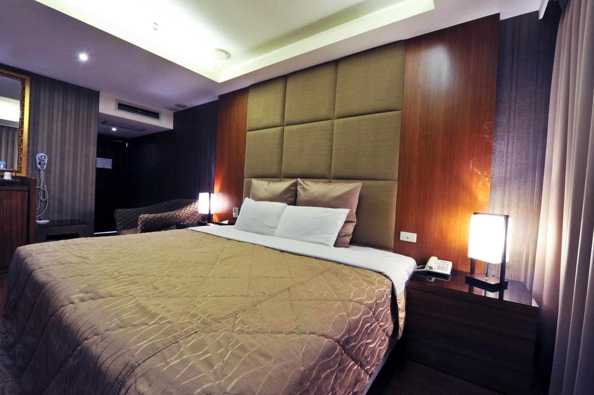 Carnival Motel Taipei Bagian luar foto